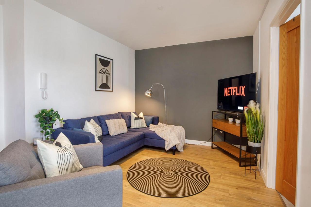 Escape @ Aura Apartemen York